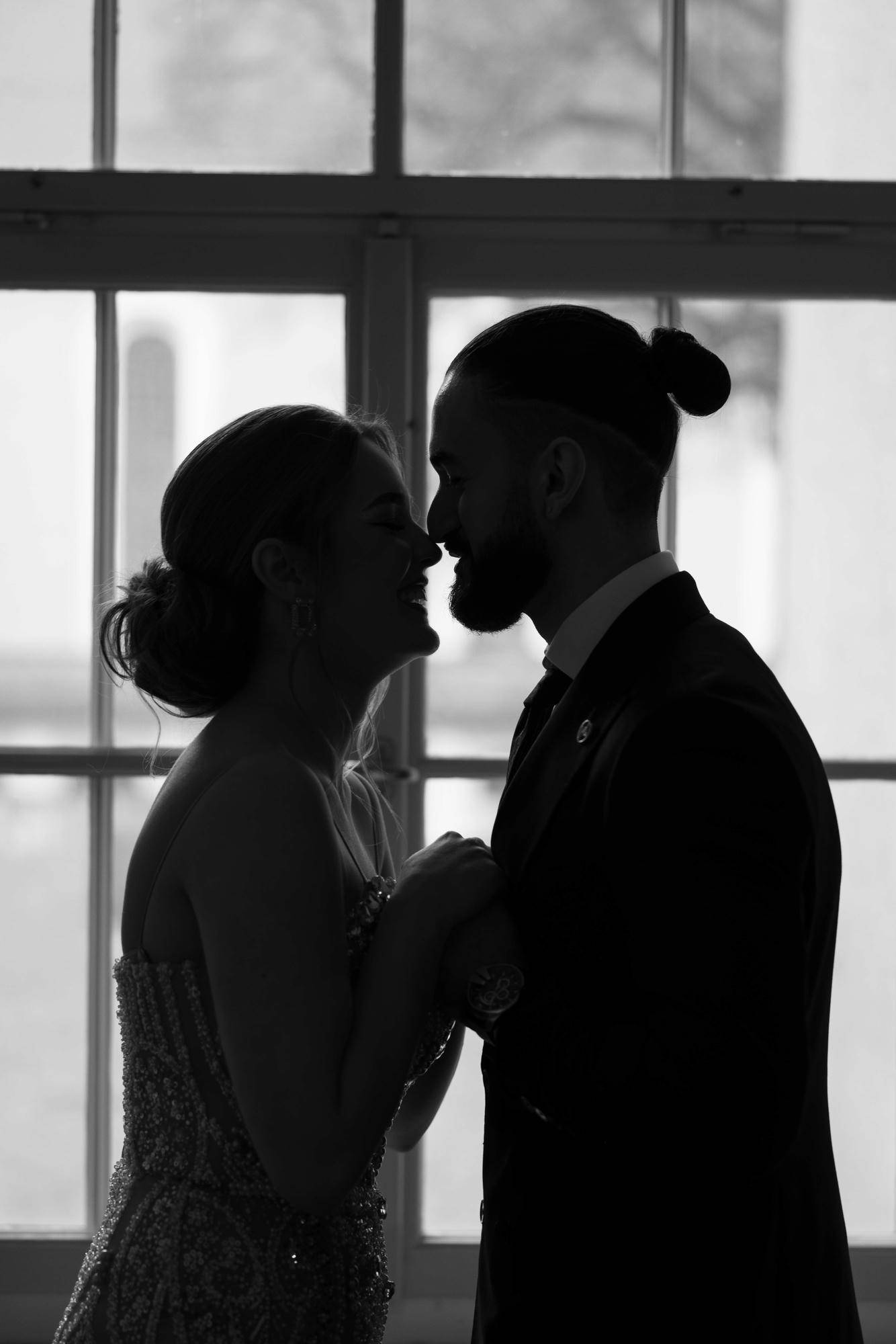 Paar in eleganter Hochzeitskleidung in einer emotionalen Umarmung