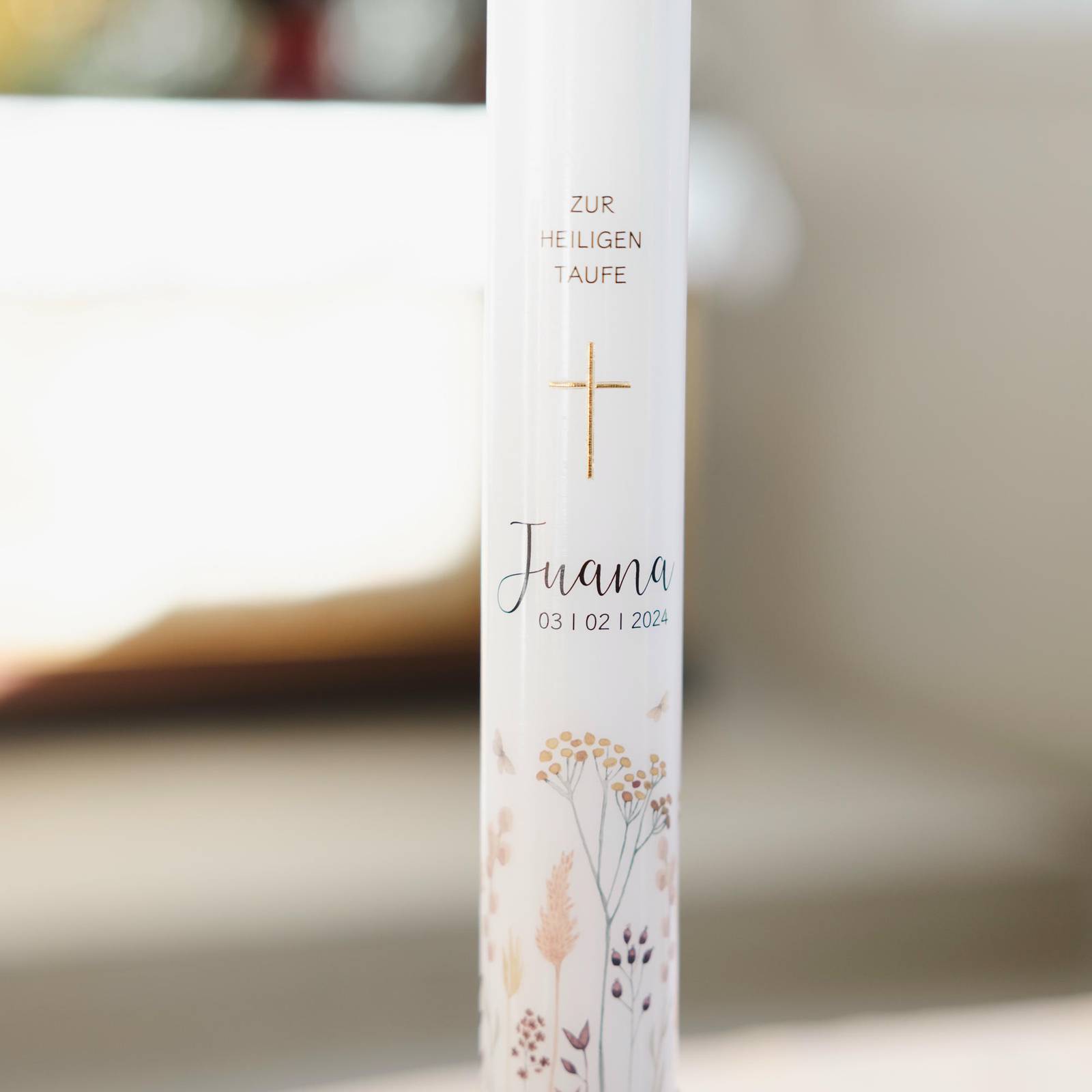 Nahaufnahme einer Taufkerze mit religiösen Symbolen, ideal für den besonderen Anlass