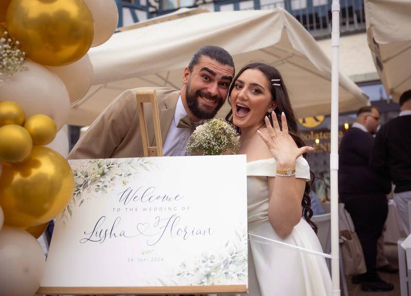 Hochzeitspaar in der Kirche während der Trauung, ein Kuss zur Feier des Moments